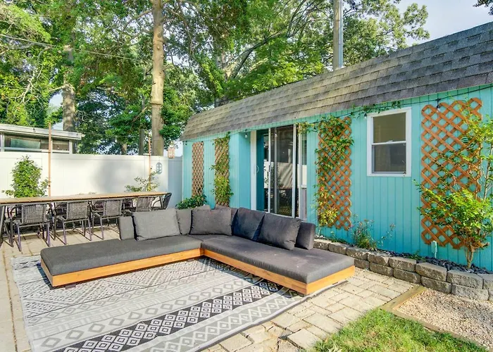 Huge Beach Bungalow- Yard, Beach Pass, King Beds